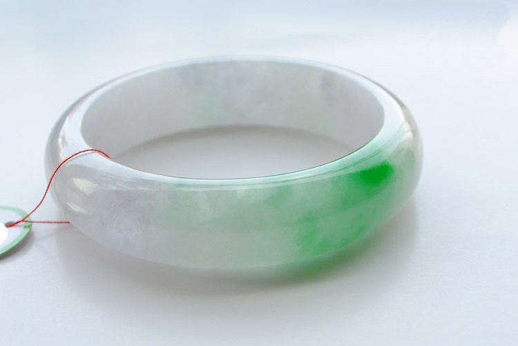 商场几千元的翡翠手镯翡翠手镯商场价格-第1张图片-翡翠网 商场几千元的翡翠手镯翡翠手镯商场价格-第1张图片-翡翠网