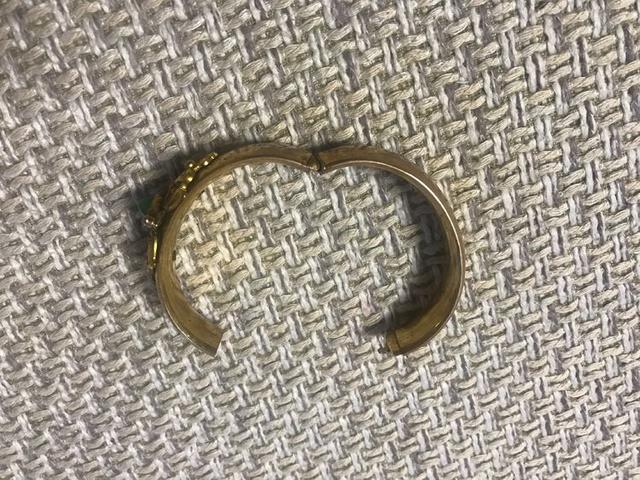 银手镯镶嵌蝴蝶宝石翡翠新疆哪里买和田玉-第6张图片-翡翠网 银手镯镶嵌蝴蝶宝石翡翠新疆哪里买和田玉-第6张图片-翡翠网