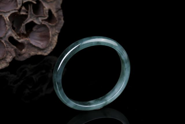 为什么有的翡翠轻有的重,翡翠手镯很轻-第1张图片-翡翠网 为什么有的翡翠轻有的重,翡翠手镯很轻-第1张图片-翡翠网