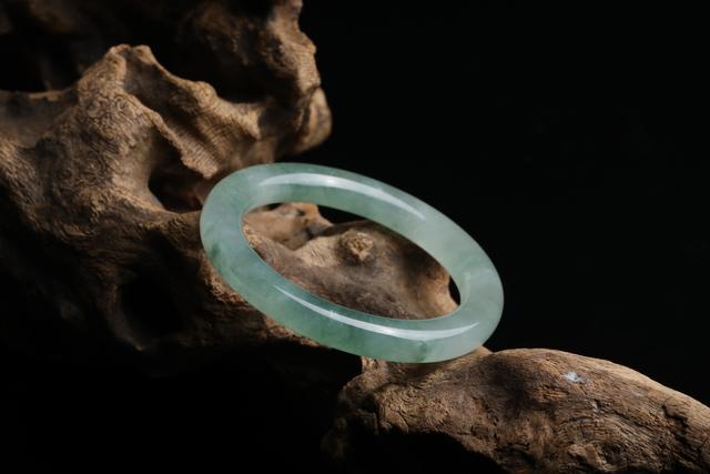 为什么有的翡翠轻有的重,翡翠手镯很轻-第2张图片-翡翠网 为什么有的翡翠轻有的重,翡翠手镯很轻-第2张图片-翡翠网