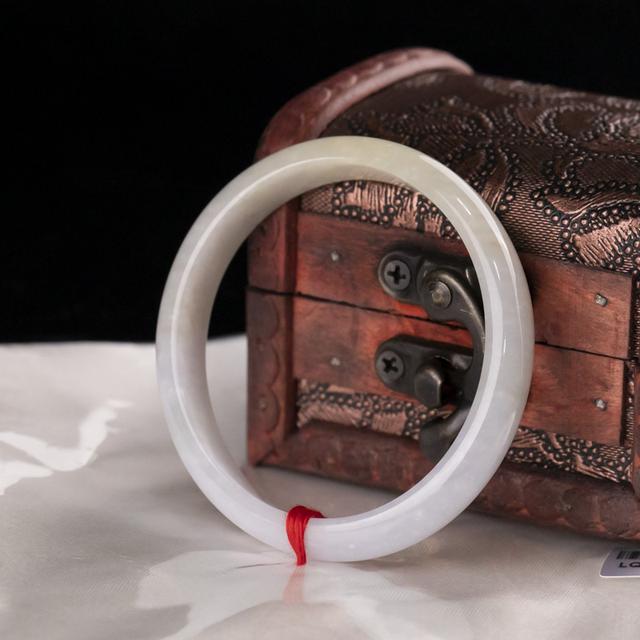 为什么有的翡翠轻有的重,翡翠手镯很轻-第4张图片-翡翠网 为什么有的翡翠轻有的重,翡翠手镯很轻-第4张图片-翡翠网