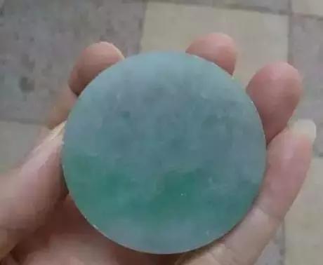 翡翠手镯芯价格表,翡翠镯子芯怎么带好看-第1张图片-翡翠网 翡翠手镯芯价格表,翡翠镯子芯怎么带好看-第1张图片-翡翠网