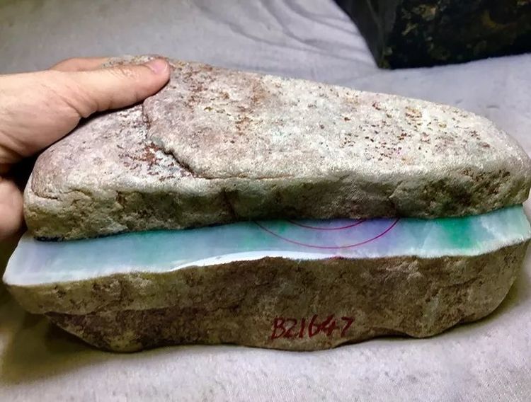 2万元翡翠原石切开后续翡翠原石的好坏-第1张图片-翡翠网 2万元翡翠原石切开后续翡翠原石的好坏-第1张图片-翡翠网