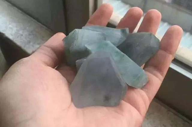 2万元翡翠原石切开后续翡翠原石的好坏-第2张图片-翡翠网 2万元翡翠原石切开后续翡翠原石的好坏-第2张图片-翡翠网