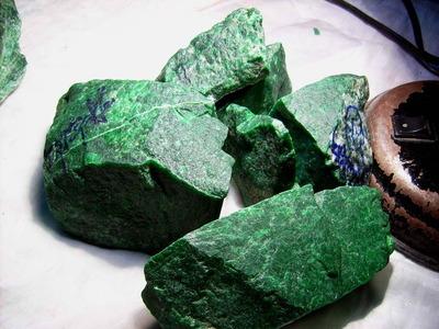 铁龙生纤维柱状翡翠原石铁龙生翡翠原石价格-第2张图片-翡翠网 铁龙生纤维柱状翡翠原石铁龙生翡翠原石价格-第2张图片-翡翠网