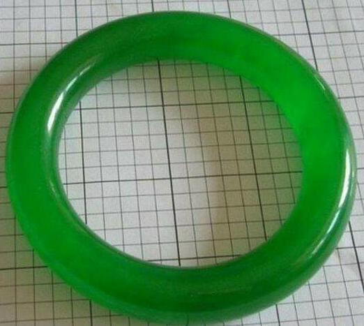 老坑满绿翡翠手镯价格,满绿豆种翡翠手镯值钱吗-第1张图片-翡翠网 老坑满绿翡翠手镯价格,满绿豆种翡翠手镯值钱吗-第1张图片-翡翠网