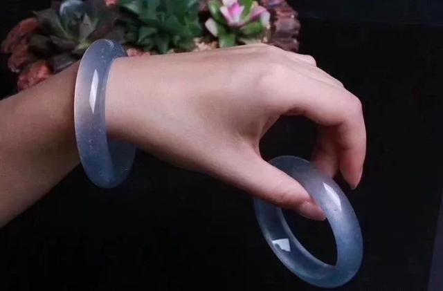 翡翠手镯什么颜色价格2万的翡翠手镯-第2张图片-翡翠网 翡翠手镯什么颜色价格2万的翡翠手镯-第2张图片-翡翠网