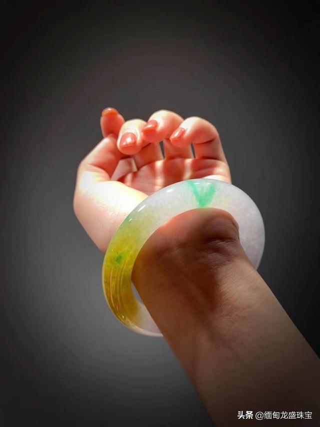 紫绿双色翡翠手镯,翡翠绿紫手镯-第2张图片-翡翠网 紫绿双色翡翠手镯,翡翠绿紫手镯-第2张图片-翡翠网