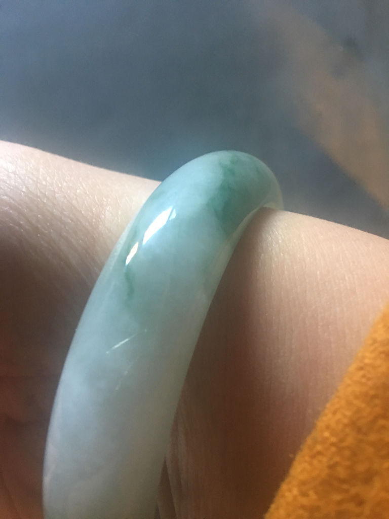 翡翠手镯有裂,翡翠手镯裂纹图片-第1张图片-翡翠网 翡翠手镯有裂,翡翠手镯裂纹图片-第1张图片-翡翠网