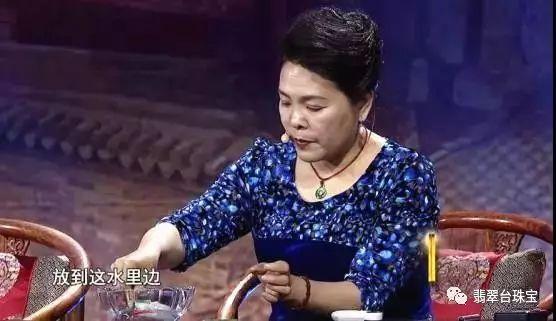 翡翠手镯能用开水泡吗,翡翠手镯用哪种水泡-第6张图片-翡翠网 翡翠手镯能用开水泡吗,翡翠手镯用哪种水泡-第6张图片-翡翠网