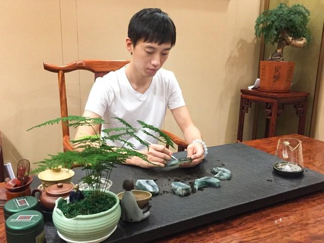 玻璃种帝王绿12亿翡翠原石创新-第1张图片-翡翠网 玻璃种帝王绿12亿翡翠原石创新-第1张图片-翡翠网