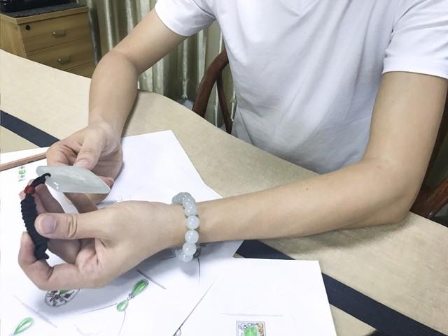 玻璃种帝王绿12亿翡翠原石创新-第2张图片-翡翠网 玻璃种帝王绿12亿翡翠原石创新-第2张图片-翡翠网