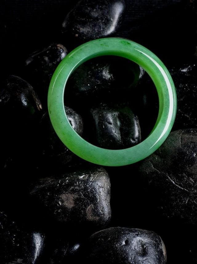 玻璃种帝王绿12亿翡翠原石创新-第3张图片-翡翠网 玻璃种帝王绿12亿翡翠原石创新-第3张图片-翡翠网