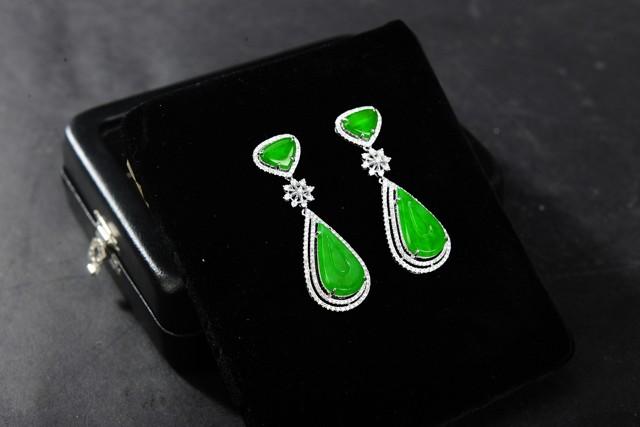 玻璃种帝王绿12亿翡翠原石创新-第11张图片-翡翠网 玻璃种帝王绿12亿翡翠原石创新-第11张图片-翡翠网