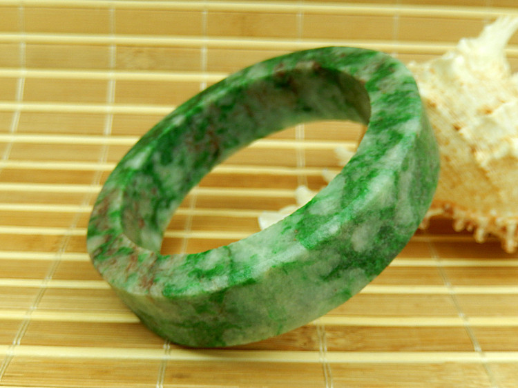 翡翠手镯坯出售,翡翠手镯戴在哪只手好-第1张图片-翡翠网 翡翠手镯坯出售,翡翠手镯戴在哪只手好-第1张图片-翡翠网