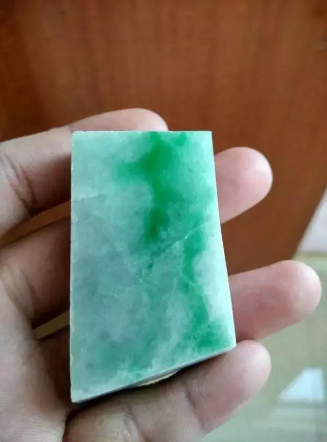 翡翠手镯越带颜色越深翡翠戴着颜色变深了-第4张图片-翡翠网 翡翠手镯越带颜色越深翡翠戴着颜色变深了-第4张图片-翡翠网