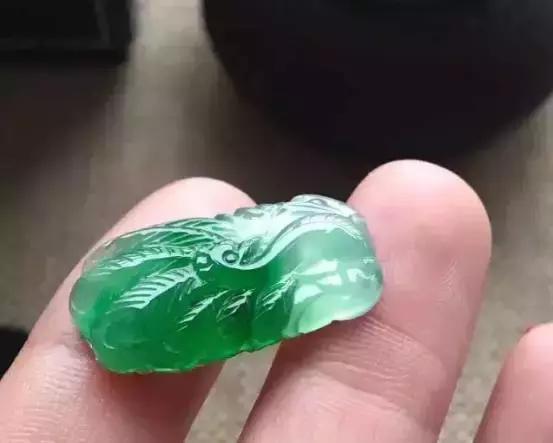 翡翠手镯越带颜色越深翡翠戴着颜色变深了-第5张图片-翡翠网 翡翠手镯越带颜色越深翡翠戴着颜色变深了-第5张图片-翡翠网