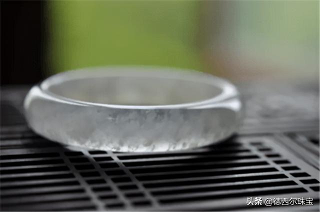 玉镯里的棉絮越戴越多,翡翠手镯有棉絮好不好-第1张图片-翡翠网 玉镯里的棉絮越戴越多,翡翠手镯有棉絮好不好-第1张图片-翡翠网