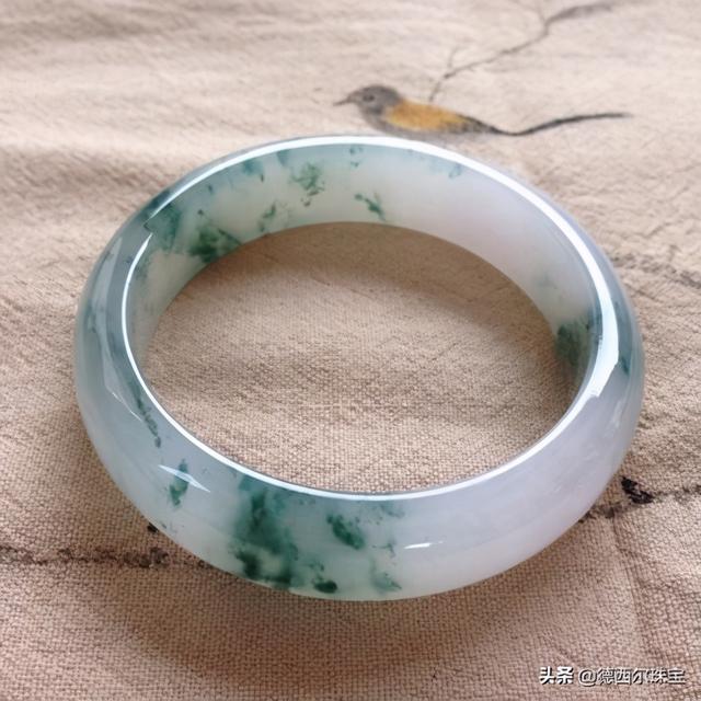 玉镯里的棉絮越戴越多,翡翠手镯有棉絮好不好-第2张图片-翡翠网 玉镯里的棉絮越戴越多,翡翠手镯有棉絮好不好-第2张图片-翡翠网