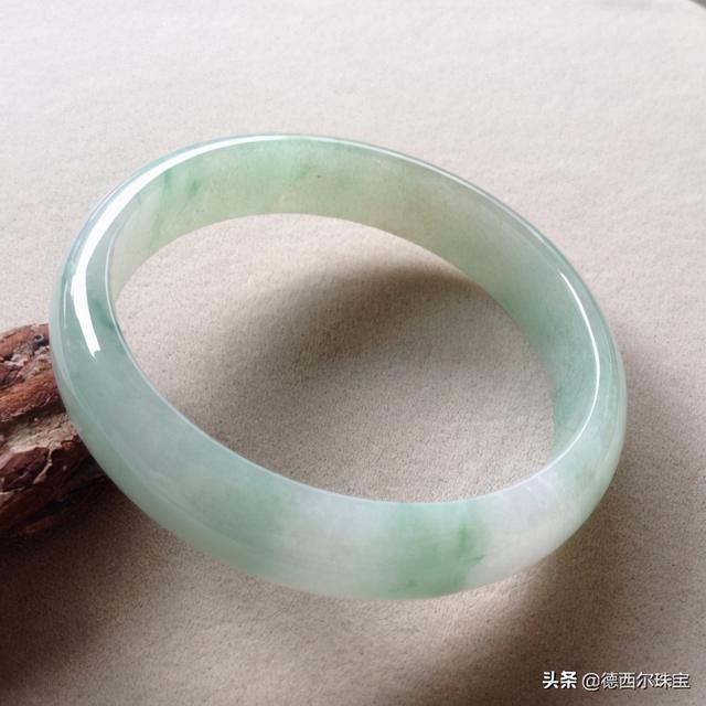 玉镯里的棉絮越戴越多,翡翠手镯有棉絮好不好-第3张图片-翡翠网 玉镯里的棉絮越戴越多,翡翠手镯有棉絮好不好-第3张图片-翡翠网