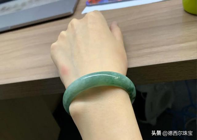 玉镯里的棉絮越戴越多,翡翠手镯有棉絮好不好-第4张图片-翡翠网 玉镯里的棉絮越戴越多,翡翠手镯有棉絮好不好-第4张图片-翡翠网