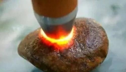 翡翠原石哪有,翡翠原石的各种表现-第13张图片-翡翠网 翡翠原石哪有,翡翠原石的各种表现-第13张图片-翡翠网