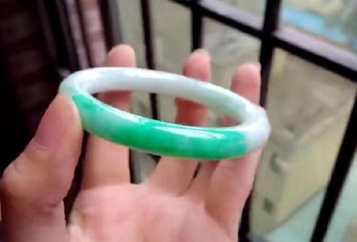 2600元的翡翠手镯图片,翡翠手镯戴在哪只手好-第7张图片-翡翠网 2600元的翡翠手镯图片,翡翠手镯戴在哪只手好-第7张图片-翡翠网