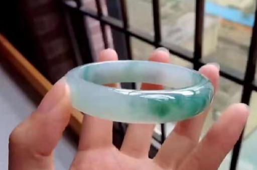 2600元的翡翠手镯图片,翡翠手镯戴在哪只手好-第8张图片-翡翠网 2600元的翡翠手镯图片,翡翠手镯戴在哪只手好-第8张图片-翡翠网