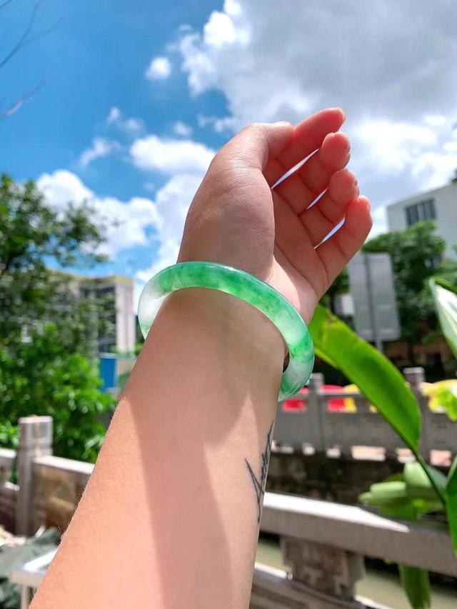 冰绿翡翠手镯,糯冰绿底翡翠手镯-第8张图片-翡翠网