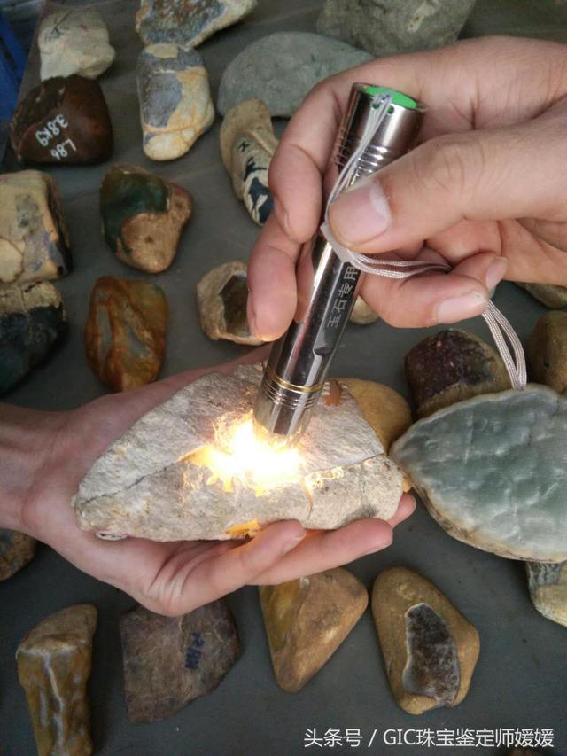 用灯照翡翠手镯翡翠手镯用灯照了一条条的是什么-第3张图片-翡翠网 用灯照翡翠手镯翡翠手镯用灯照了一条条的是什么-第3张图片-翡翠网