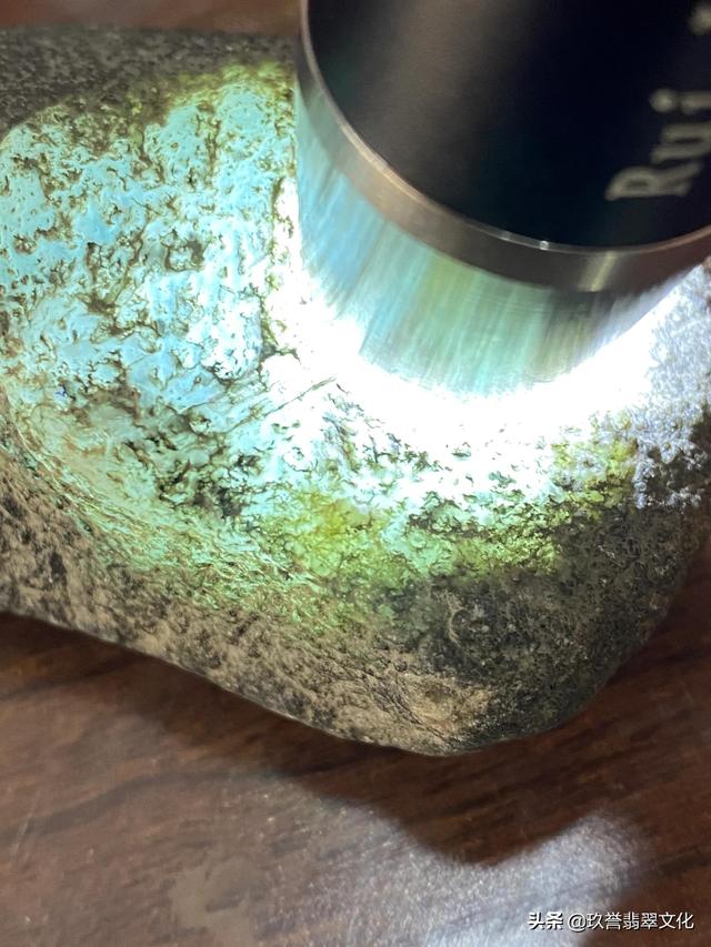 翡翠原石怎么保存翡翠原石打灯荧光图解-第1张图片-翡翠网 翡翠原石怎么保存翡翠原石打灯荧光图解-第1张图片-翡翠网