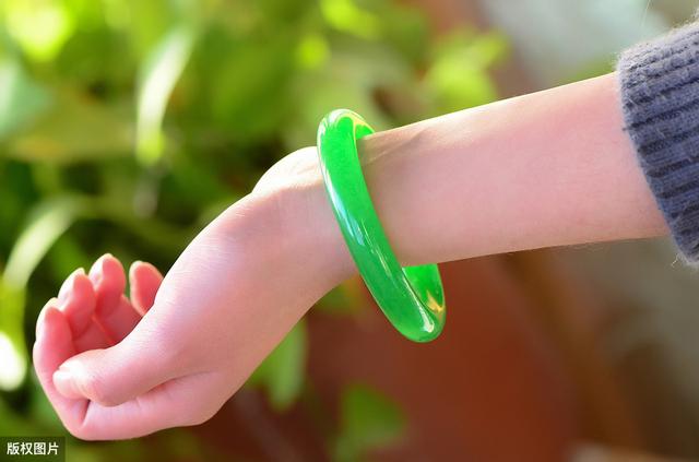 翡翠原石哪里买,翡翠原石的作用与用途-第3张图片-翡翠网 翡翠原石哪里买,翡翠原石的作用与用途-第3张图片-翡翠网