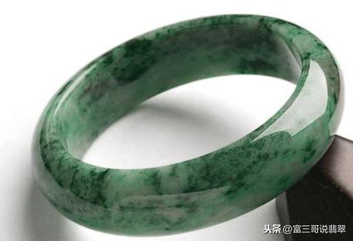翡翠藓加绿手镯翡翠的癣能变绿-第1张图片-翡翠网 翡翠藓加绿手镯翡翠的癣能变绿-第1张图片-翡翠网