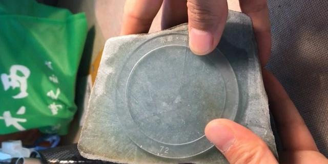 板三桥翡翠原石做镯子翡翠原石木纳怎么区分老与新-第6张图片-翡翠网 板三桥翡翠原石做镯子翡翠原石木纳怎么区分老与新-第6张图片-翡翠网