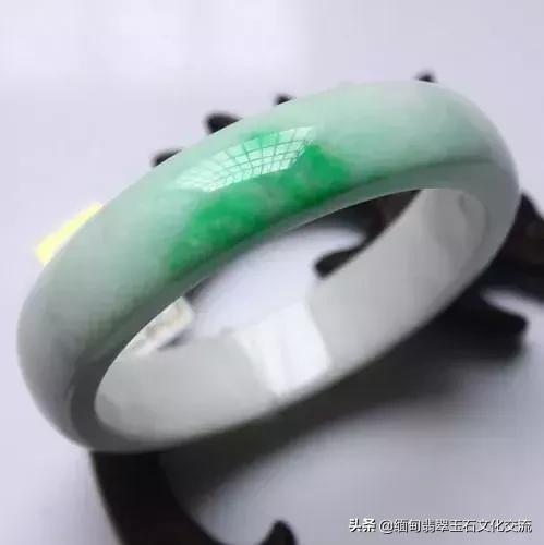 2万的翡翠手镯翡翠手镯血-第14张图片-翡翠网 2万的翡翠手镯翡翠手镯血-第14张图片-翡翠网