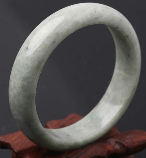 阳绿豆种翡翠手镯豆绿种翡翠手镯价格-第5张图片-翡翠网 阳绿豆种翡翠手镯豆绿种翡翠手镯价格-第5张图片-翡翠网