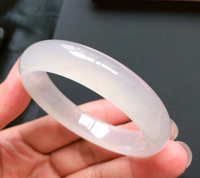 糯种翡翠手镯白色,糯种翡翠好吗-第3张图片-翡翠网 糯种翡翠手镯白色,糯种翡翠好吗-第3张图片-翡翠网