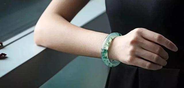 两兄妹翡翠手镯两色翡翠手镯的价值-第13张图片-翡翠网