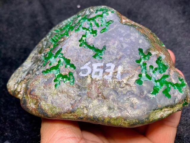 翡翠原石开采直播翡翠原石一般在什么地方会有-第11张图片-翡翠网 翡翠原石开采直播翡翠原石一般在什么地方会有-第11张图片-翡翠网