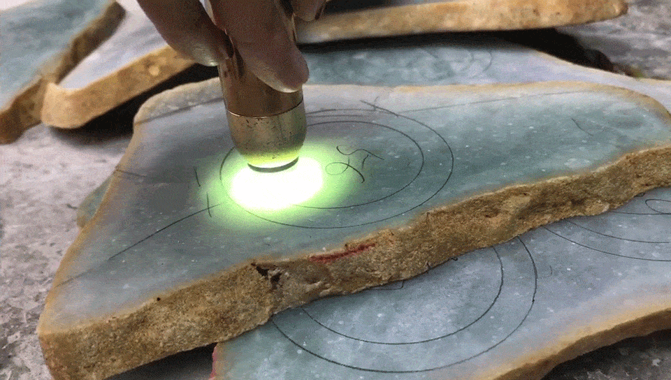 翡翠原石开采直播翡翠原石一般在什么地方会有-第14张图片-翡翠网 翡翠原石开采直播翡翠原石一般在什么地方会有-第14张图片-翡翠网