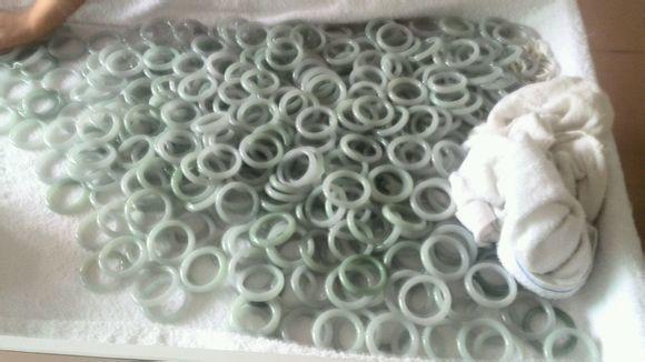 翡翠手镯有裂有什么说法春带彩翡翠手镯-第1张图片-翡翠网 翡翠手镯有裂有什么说法春带彩翡翠手镯-第1张图片-翡翠网