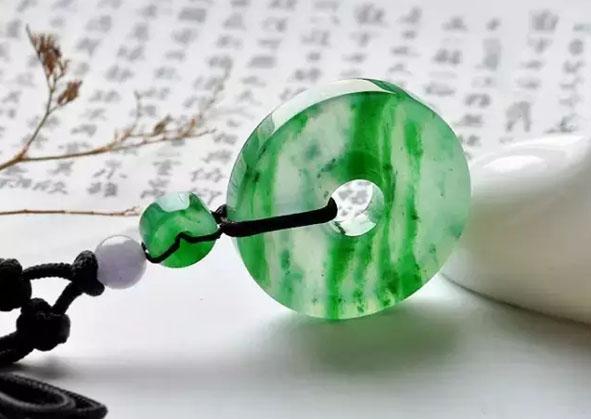 翡翠手镯有裂有什么说法春带彩翡翠手镯-第4张图片-翡翠网 翡翠手镯有裂有什么说法春带彩翡翠手镯-第4张图片-翡翠网