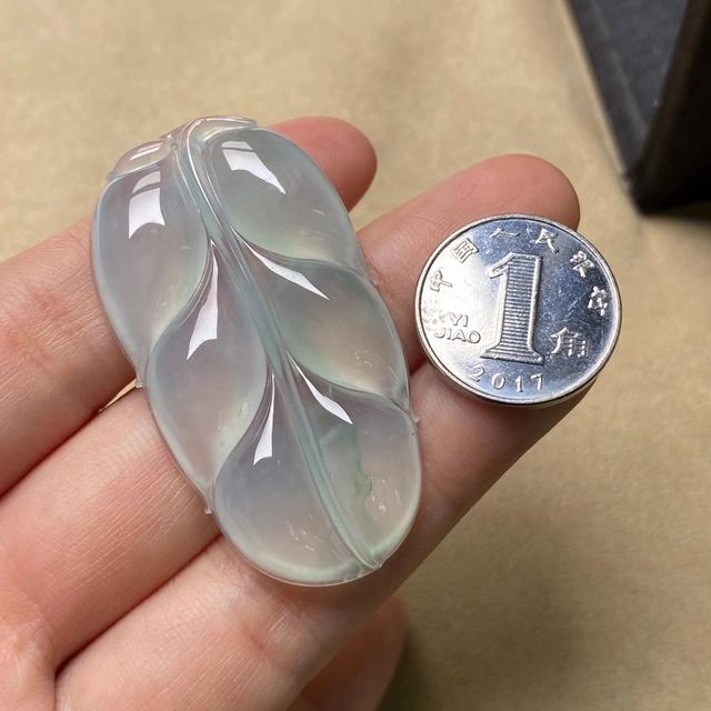 商场的和田玉证书是真的吗,翡翠a货吊坠500元贵吗-第2张图片-翡翠网 商场的和田玉证书是真的吗,翡翠a货吊坠500元贵吗-第2张图片-翡翠网