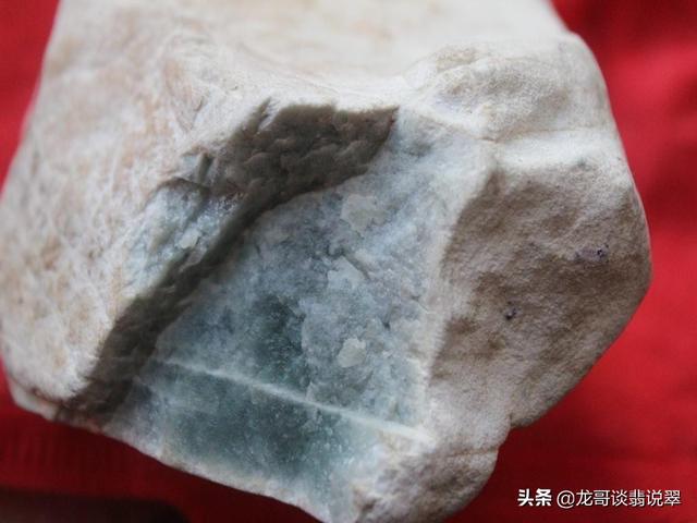 翡翠原石石灰皮壳特征,翡翠原石石灰皮-第1张图片-翡翠网 翡翠原石石灰皮壳特征,翡翠原石石灰皮-第1张图片-翡翠网