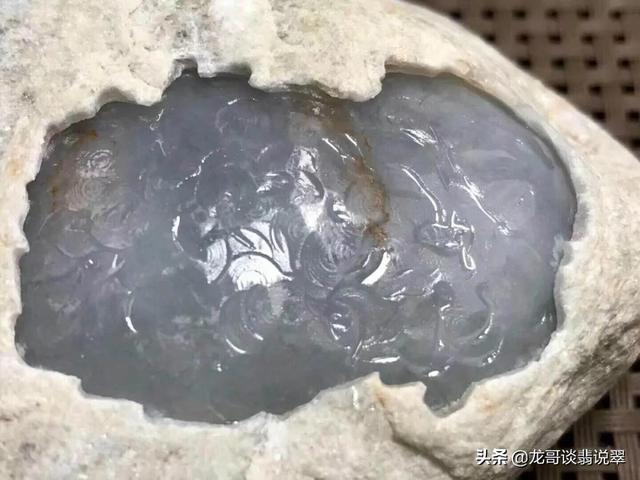 翡翠原石石灰皮壳特征,翡翠原石石灰皮-第2张图片-翡翠网 翡翠原石石灰皮壳特征,翡翠原石石灰皮-第2张图片-翡翠网