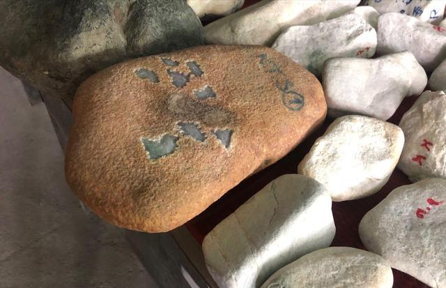 翡翠原石打灯里面是红色打灯看翡翠原石假皮-第2张图片-翡翠网 翡翠原石打灯里面是红色打灯看翡翠原石假皮-第2张图片-翡翠网