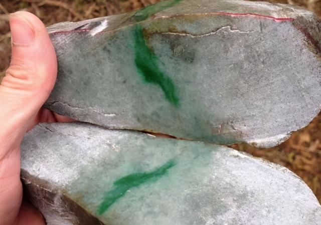 翡翠原石打灯里面是红色打灯看翡翠原石假皮-第5张图片-翡翠网 翡翠原石打灯里面是红色打灯看翡翠原石假皮-第5张图片-翡翠网