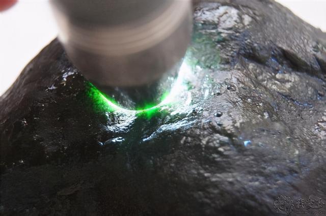 翡翠原石打灯里面是红色打灯看翡翠原石假皮-第6张图片-翡翠网 翡翠原石打灯里面是红色打灯看翡翠原石假皮-第6张图片-翡翠网