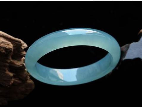 小姑娘鉴定翡翠手镯翡翠可以去哪里鉴定-第2张图片-翡翠网 小姑娘鉴定翡翠手镯翡翠可以去哪里鉴定-第2张图片-翡翠网