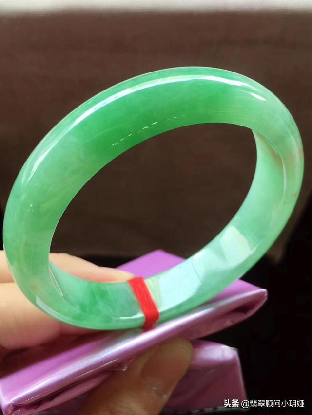 低档翡翠手镯能戴活吗,翡翠手镯戴在哪只手好-第4张图片-翡翠网